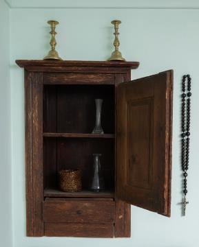 Zidna omarica, spalnica L'kčeve hiše na Cesti, sredina 19. st.